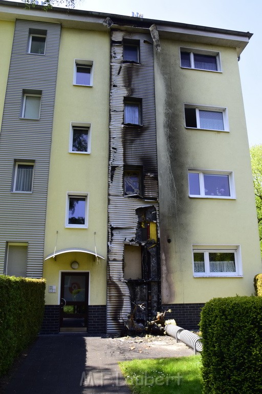 Rollerbrand dann Feuer 1 Fassadenbrand Koeln Gremberg Kroppergasse P20.JPG - Miklos Laubert